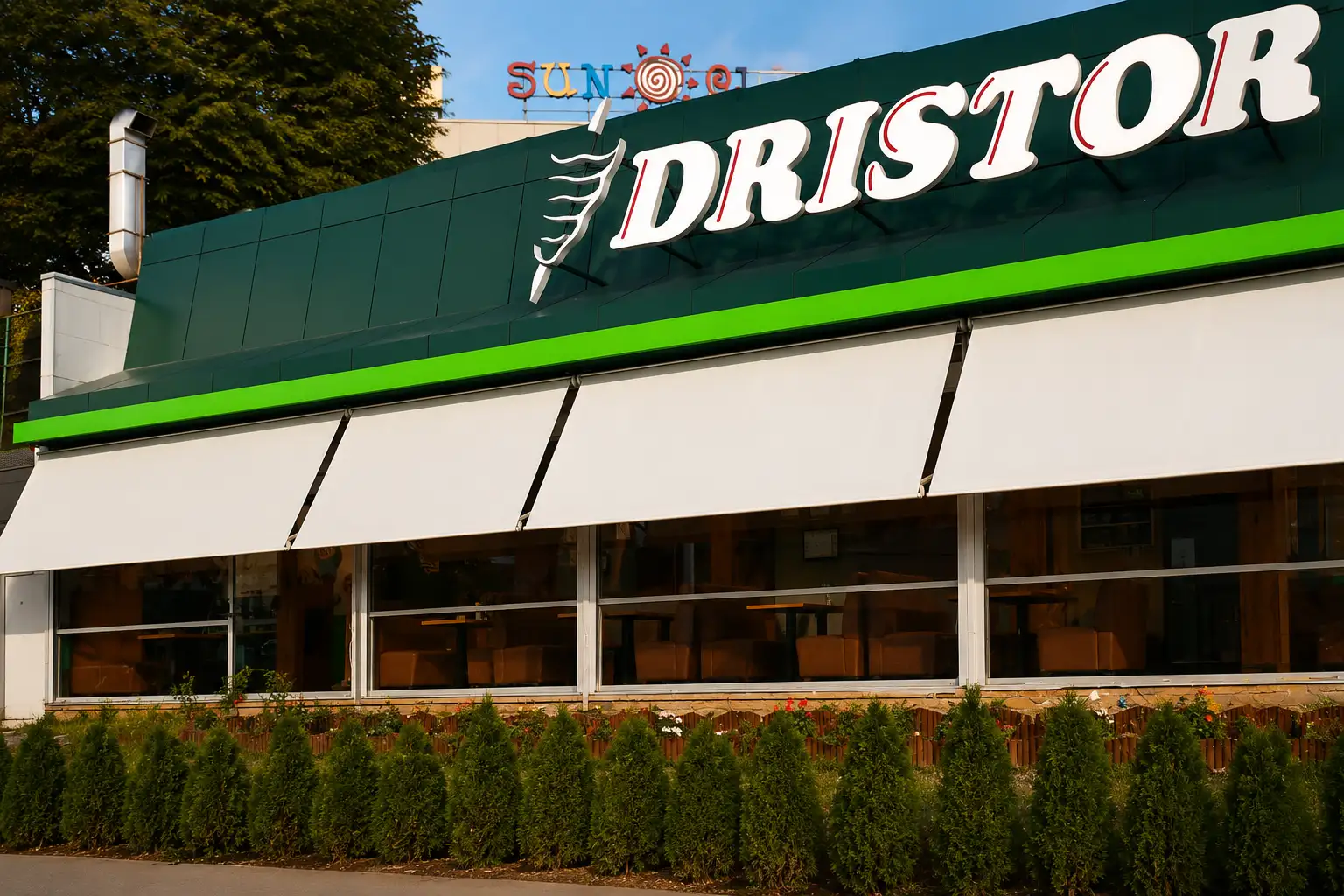 Fațada restaurantului Dristor cu copertine motorizate albe montate deasupra vitrinelor