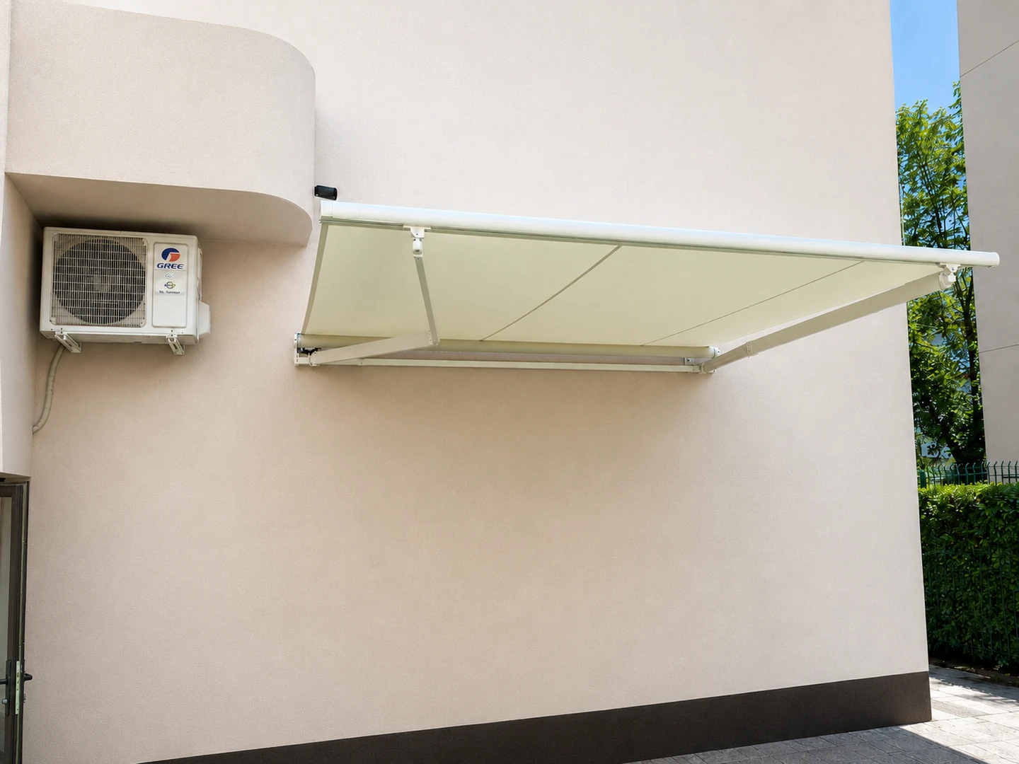 Copertină retractabilă clasică montată într-un proiect FER-AL