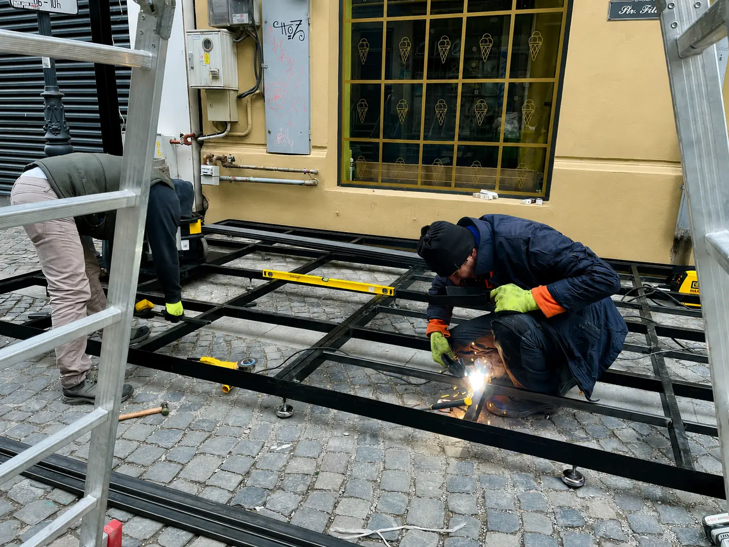 Sudarea structurii metalice pentru montajul unei copertine retractabile duble FER-AL.