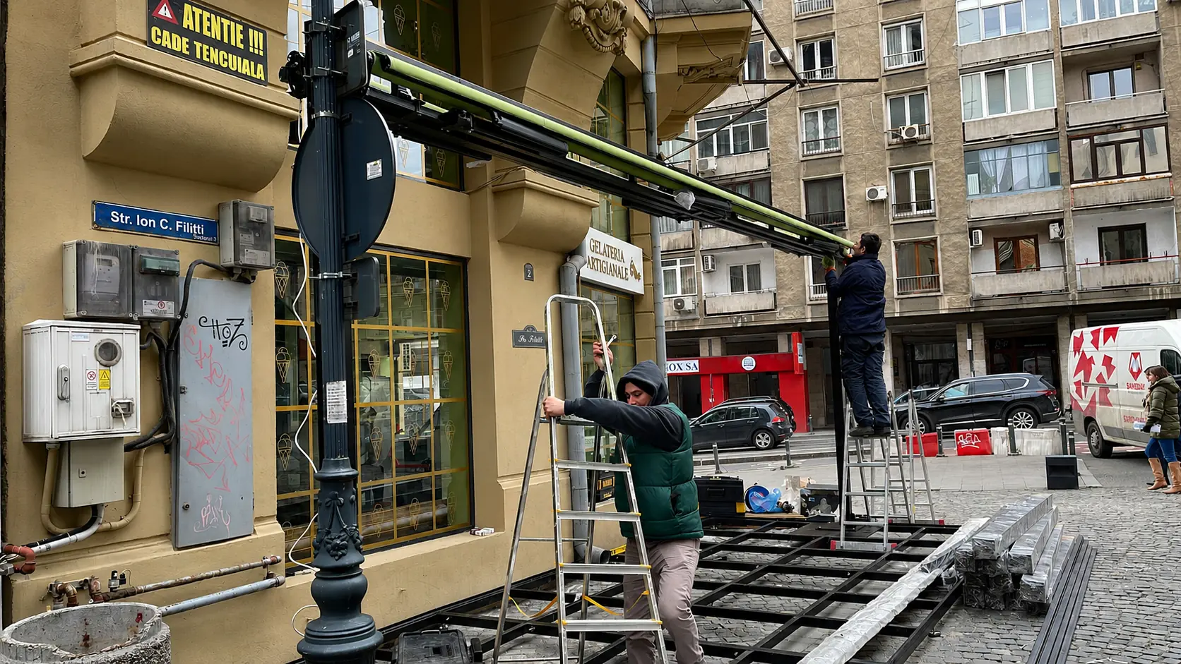 Montajul unei copertine retractabile duble motorizate FER-AL pe o structură metalică realizată la comandă.