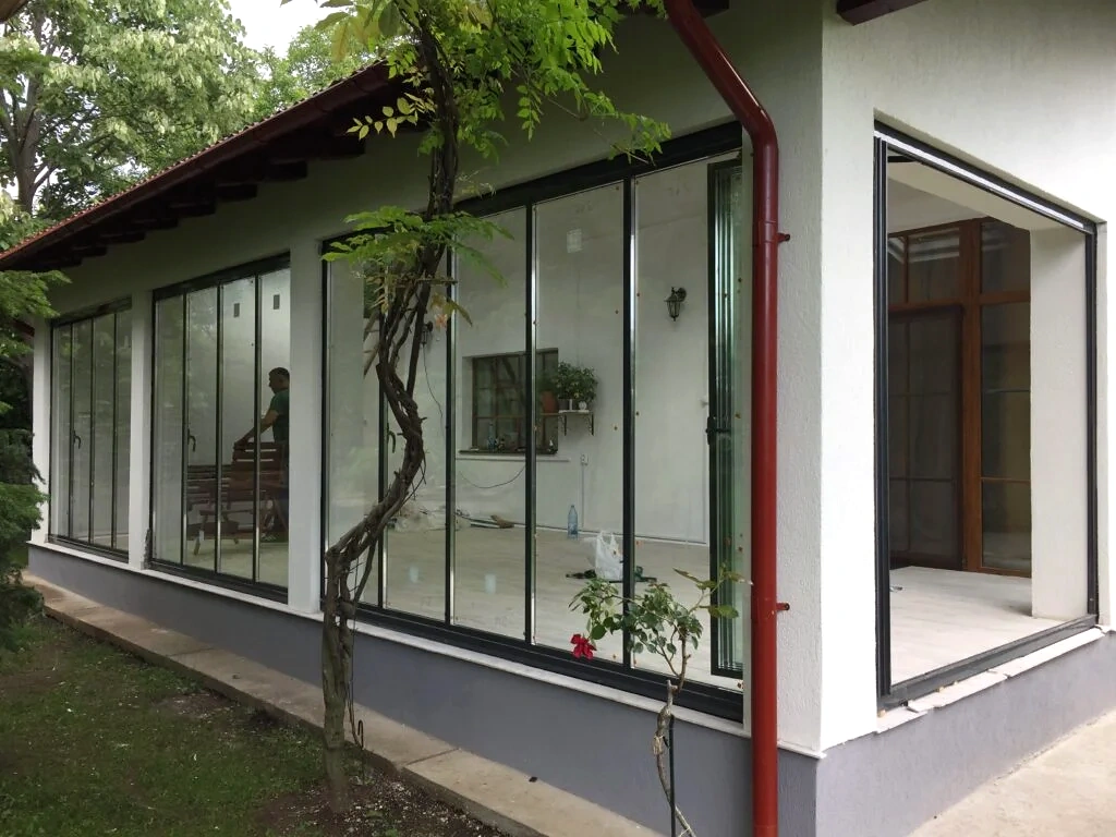 Panouri din sticlă armonică pliate lateral la terasa FER-AL din Cornu, Prahova