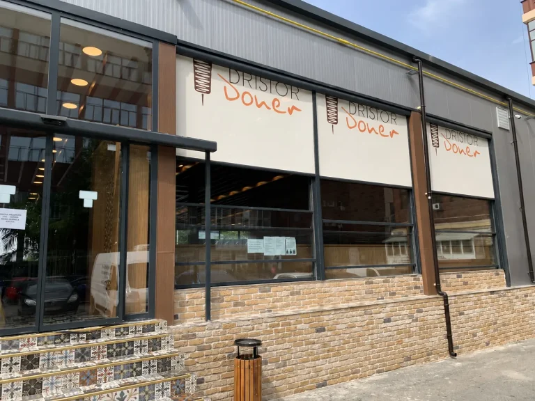 Rulouri ZIP Screen FER-AL instalate pe fațada restaurantului Dristor Doner.