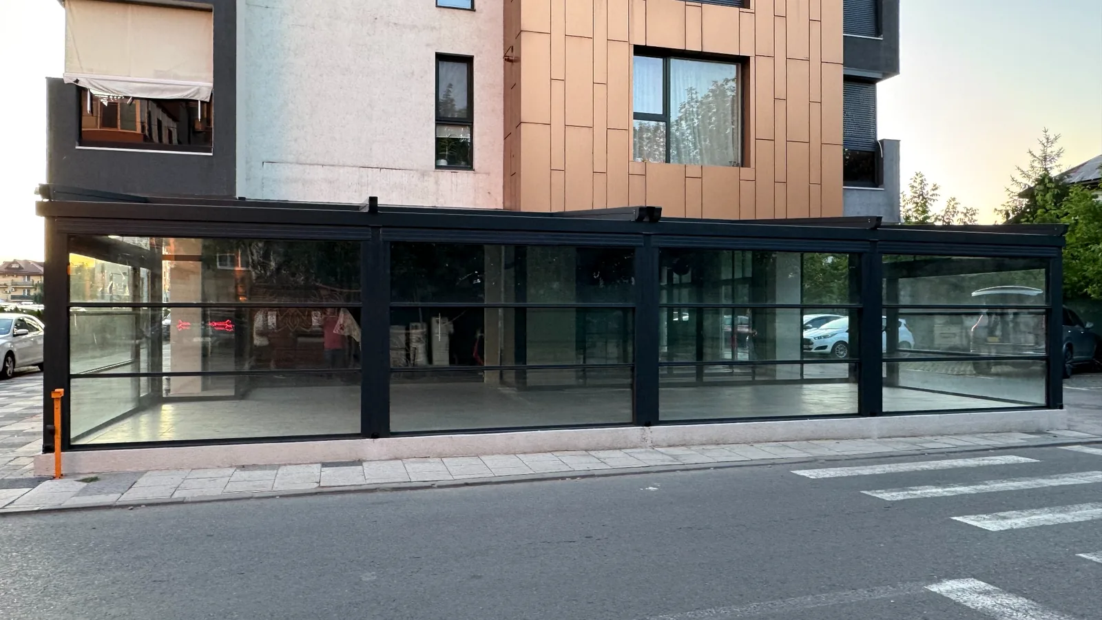 Fațadă de terasă cu sistem ghilotină FER-AL