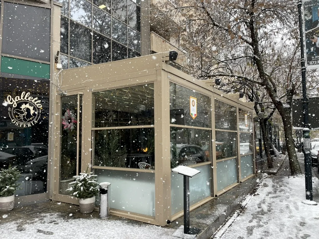 Terasă de restaurant cu sistem ghilotină fotografiată iarna