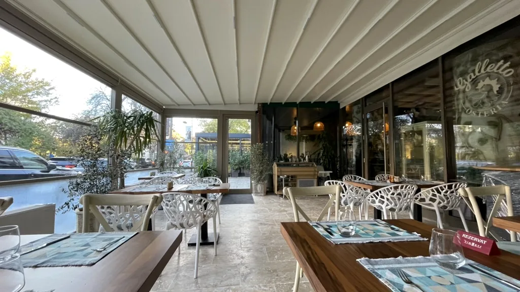 Interior de terasă de restaurant cu închidere din sticlă