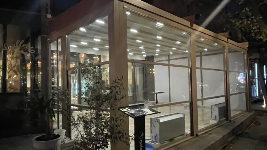 Terasă de restaurant cu sistem ghilotină în ambient de seară