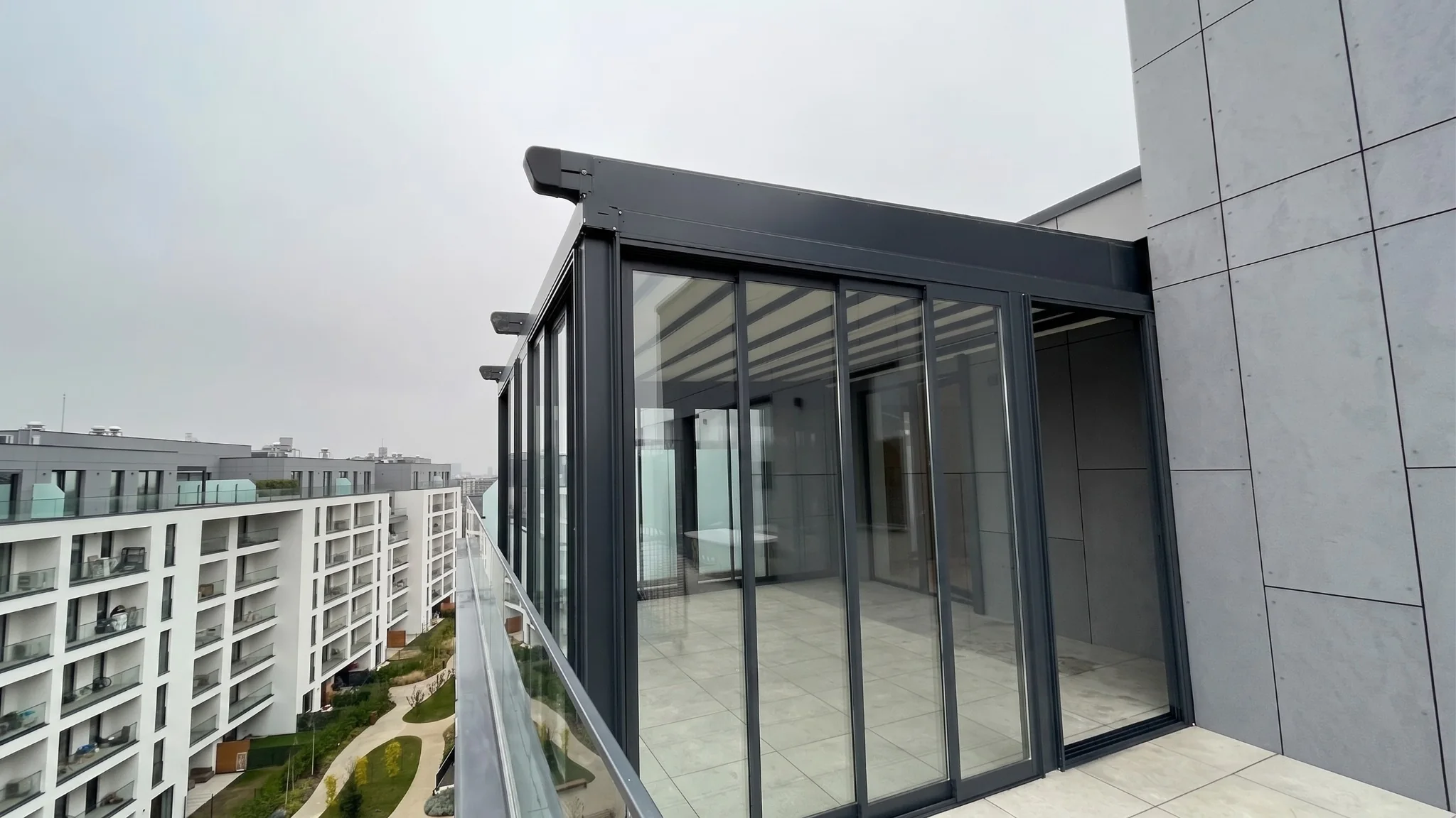 Integrarea unui sistem din sticlă glisantă într-o terasă