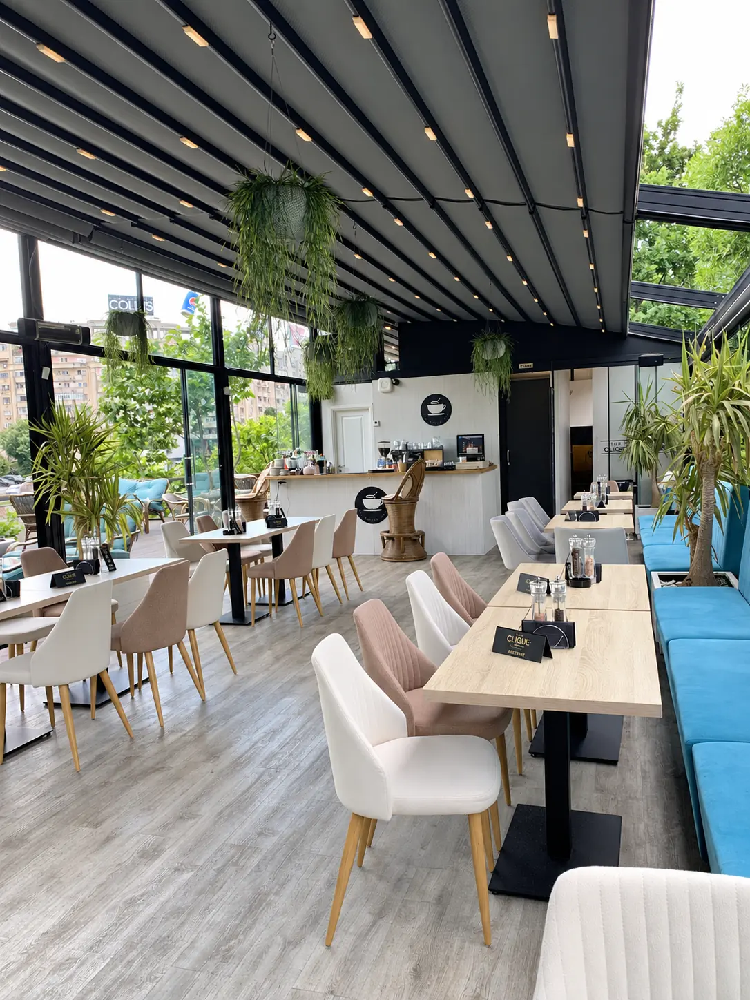 Membrana gri și luminile integrate deasupra zonei de restaurant și bar din București