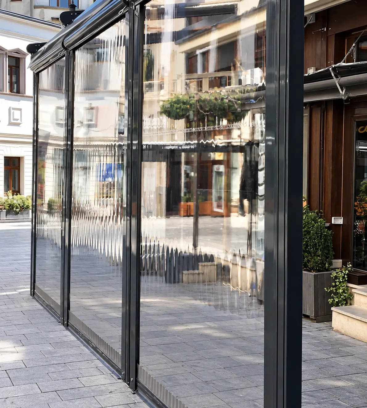 Închidere laterală din folie transparentă realizată de FER-AL la terasa cu pergole Ibiza de pe Strada Smârdan