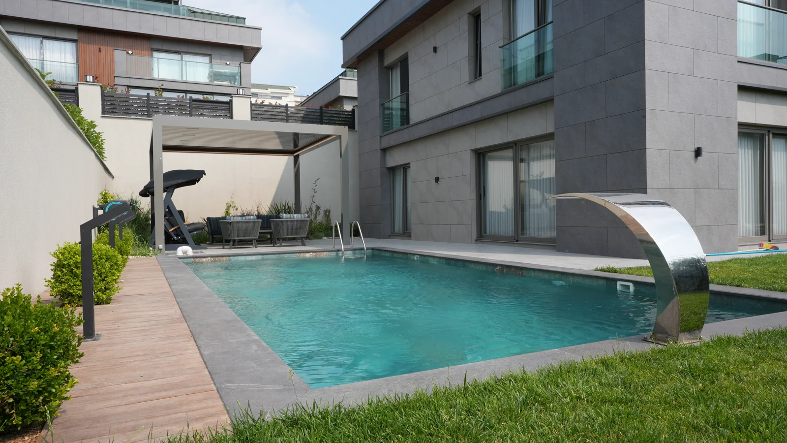 BioFer Extensa în amenajarea unei terase lângă piscina unei vile