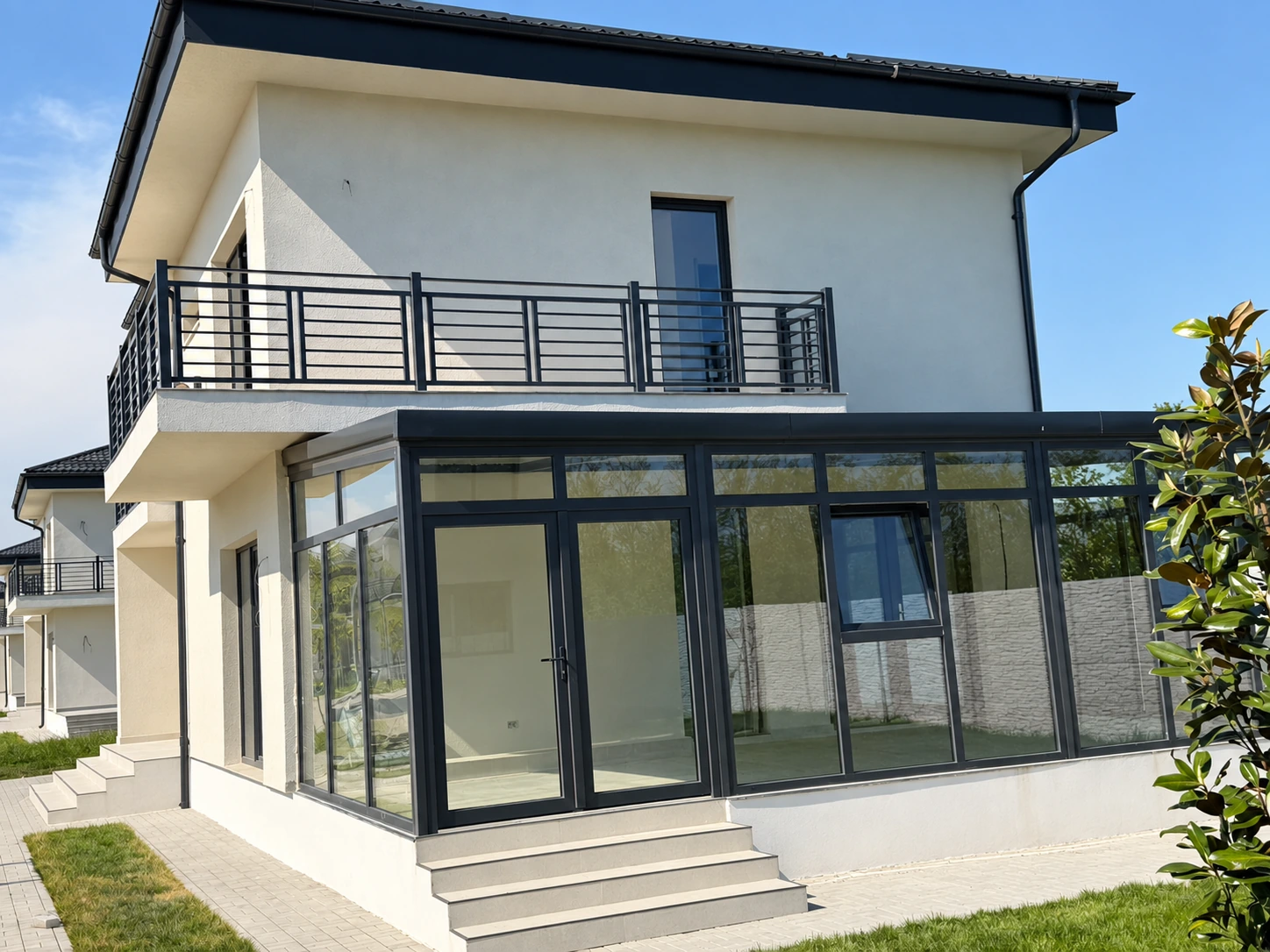 Terasă din Corbeanca închisă cu tâmplărie PVC și acoperiș fix.