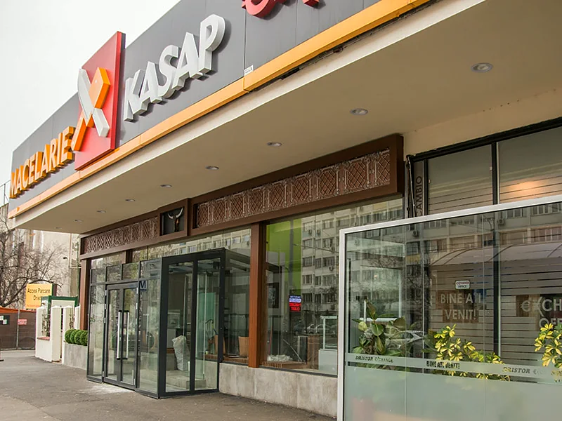 Fațada vitrată a spațiului comercial Dristor Budapesta.