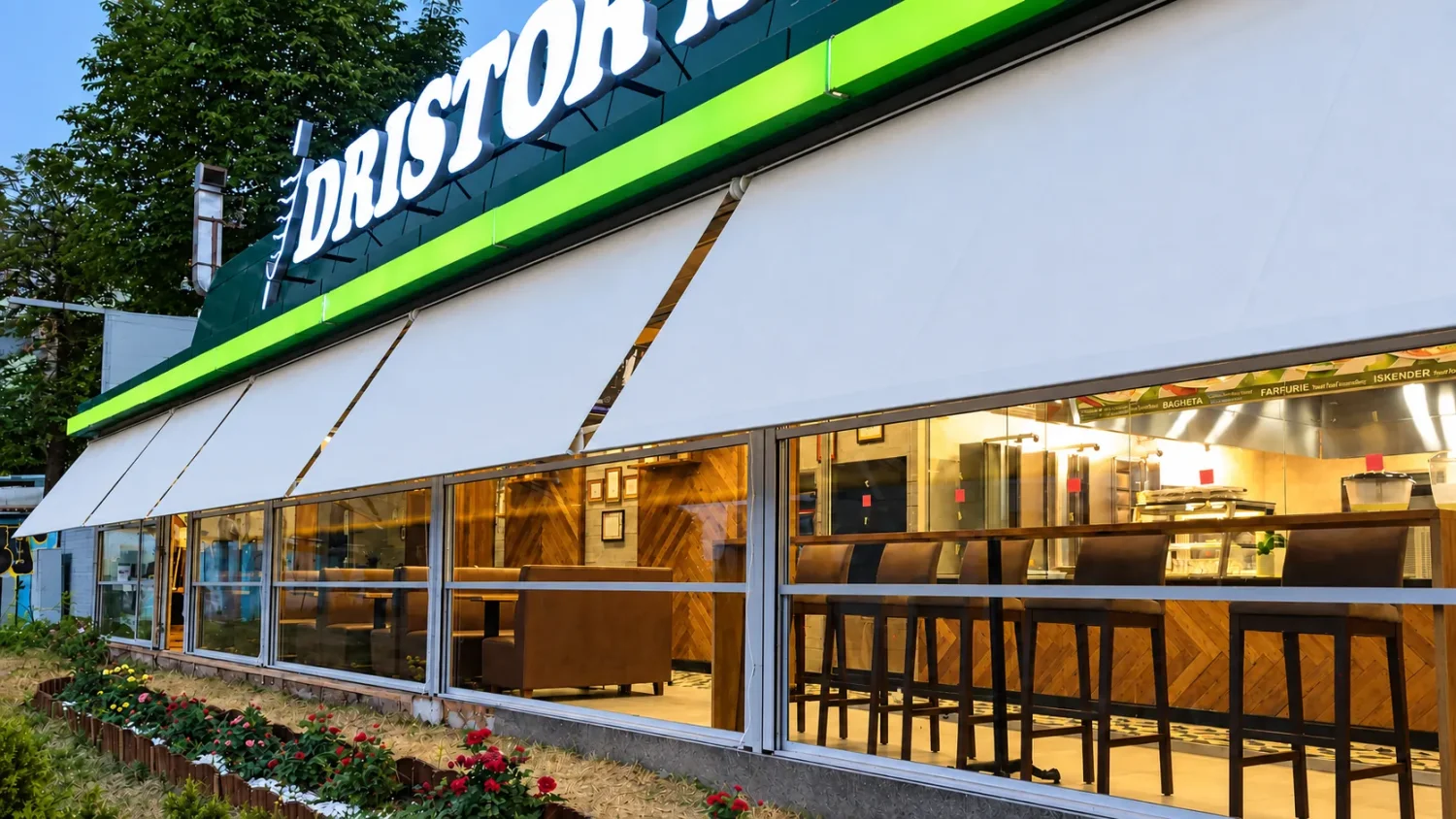 Detaliu al copertinelor pentru ferestre de la Dristor Piața Sudului.