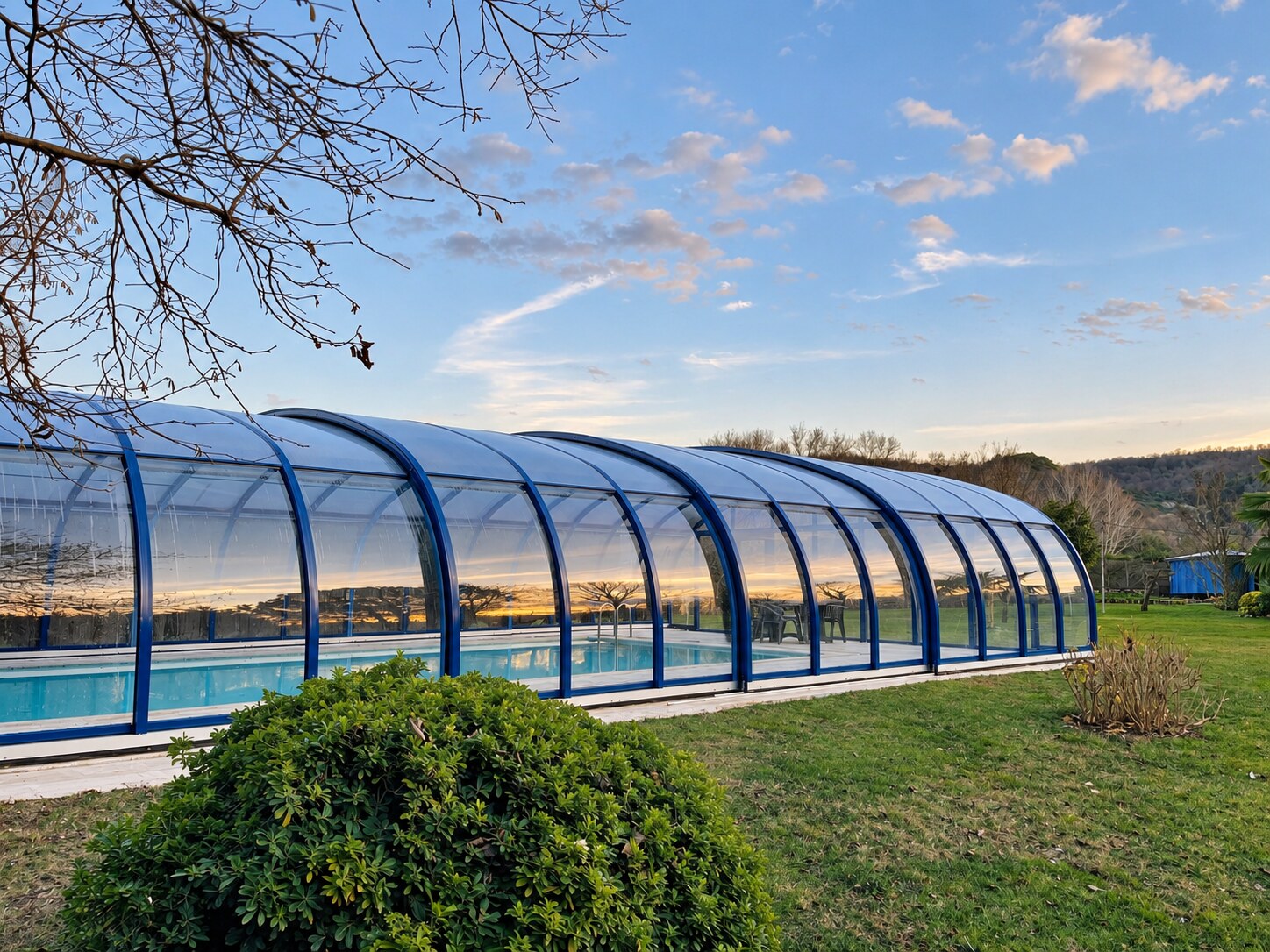 Vedere laterală a unei închideri telescopice pentru piscină, cu profile albastre