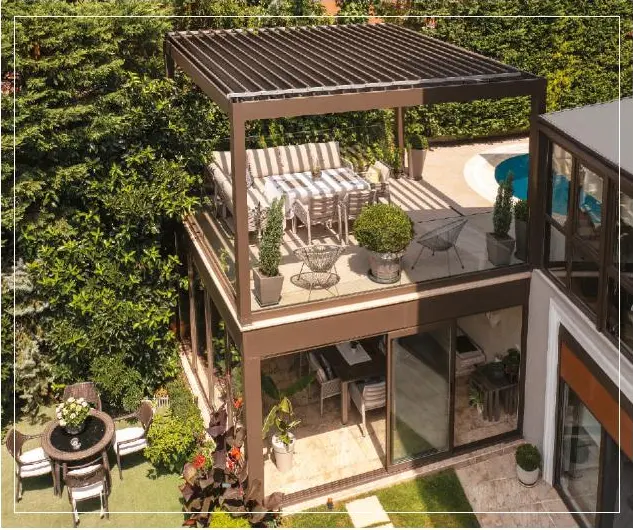 Pergolă BioFer Extensa cu lamele orientabile pe o terasă la etaj