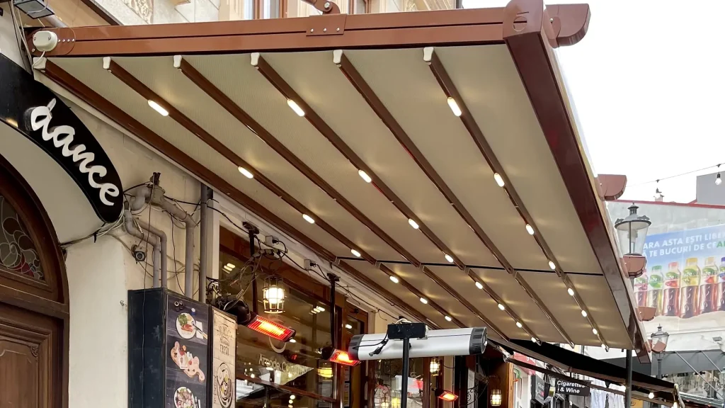 Membrana crem și LED-urile pergolelor Cordoba la terasa de cafenea din Centrul Vechi