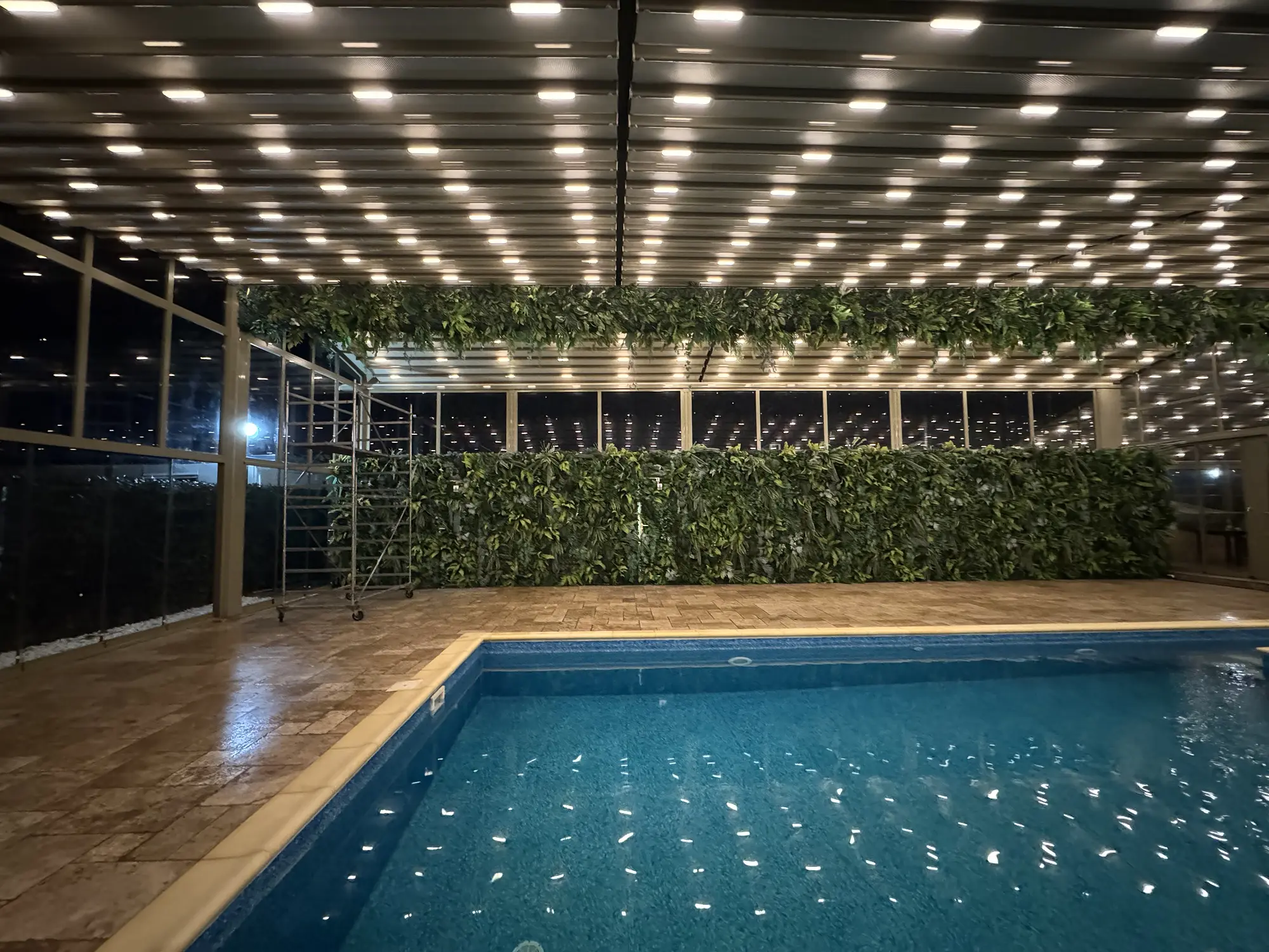 Piscină acoperită cu pergolă curbată și iluminare integrată FER-AL