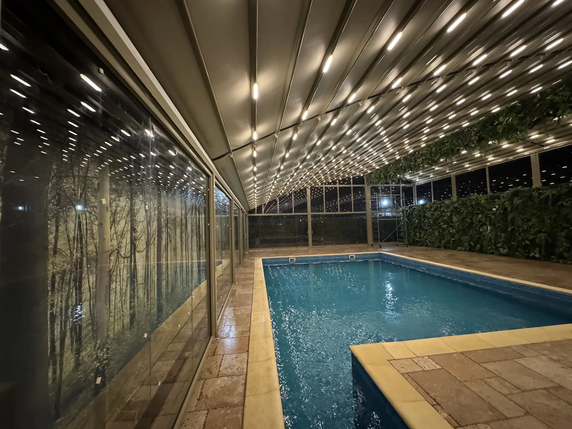Acoperiș retractabil curbat FER-AL văzut din zona piscinei