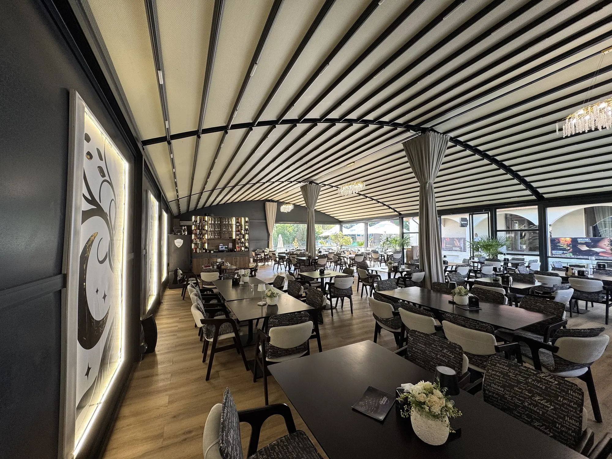 Acoperiș curbat FER-AL văzut din interiorul restaurantului