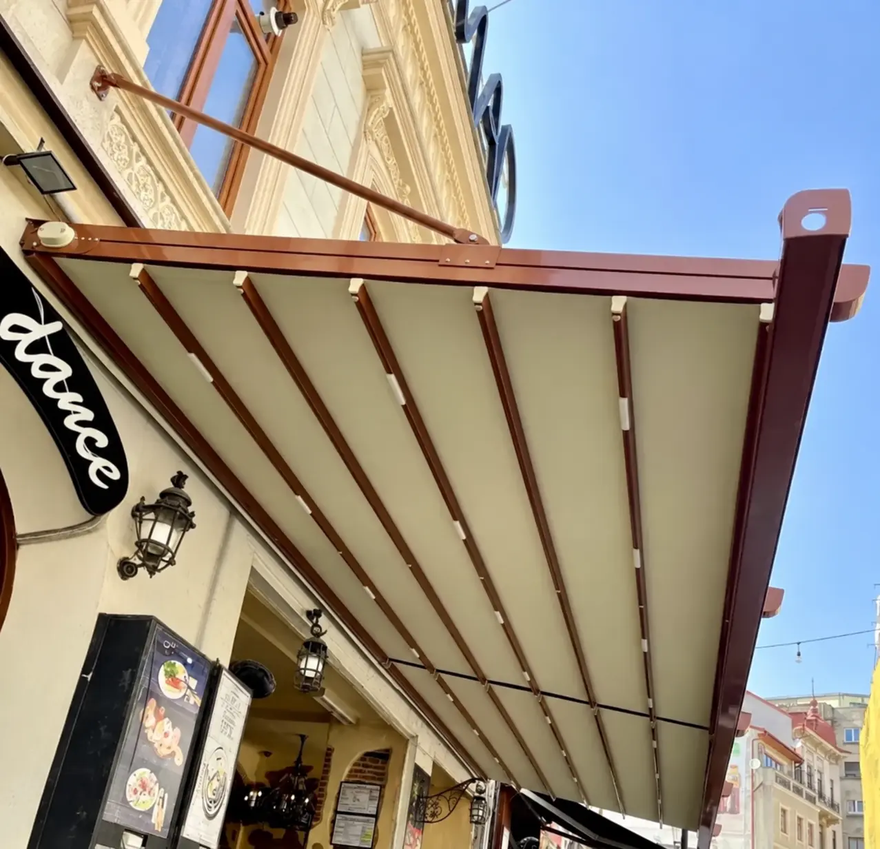 Detaliu al pergolei Cordoba fără stâlpi, susținută cu tirant metalic