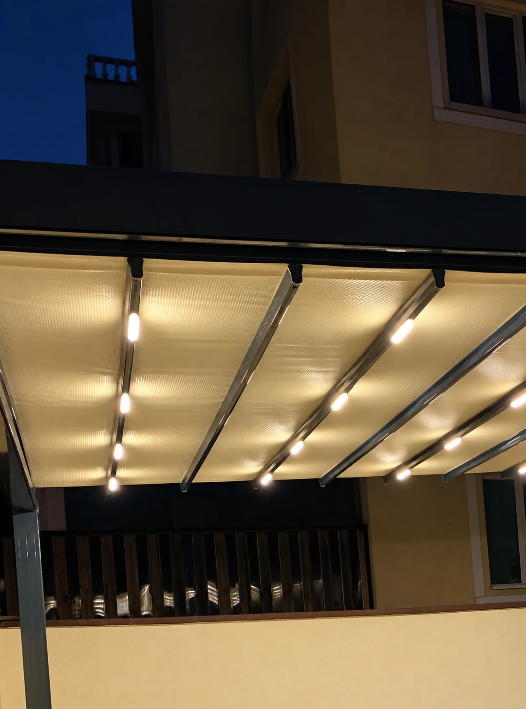 Iluminare LED cu lumină caldă integrată în pergola Ibiza din Herăstrău, București
