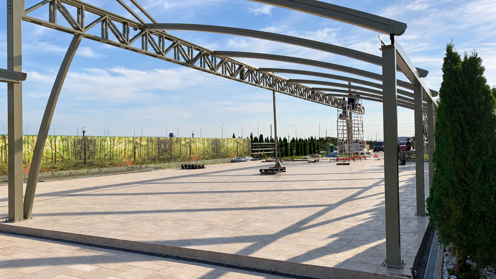 Structură metalică în curs de montaj în Păulești, cu fermă centrală, stâlpi și profile curbate pentru pergole.
