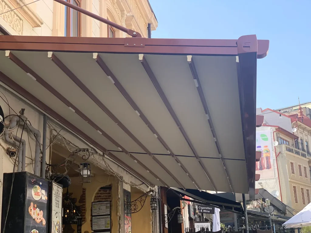Vedere laterală a pergolei retractabile Cordoba montate fără stâlpi frontali