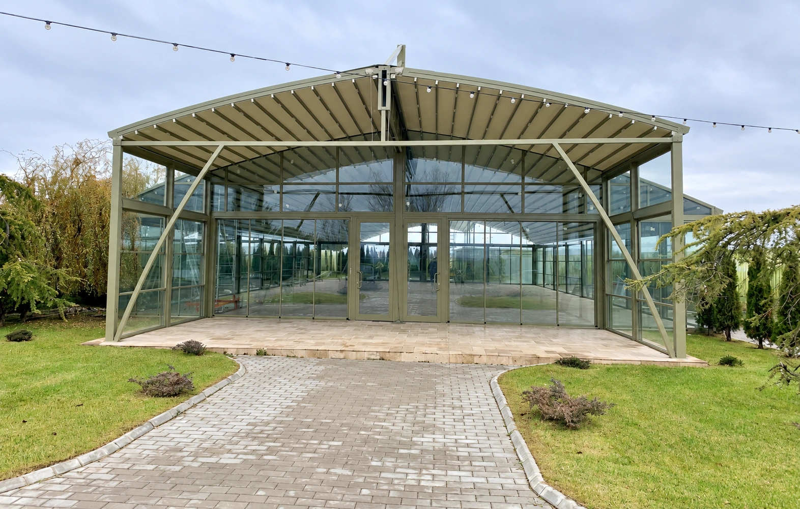 Pergole retractabile curbate cu închidere din sticlă la Cupola, Păulești.