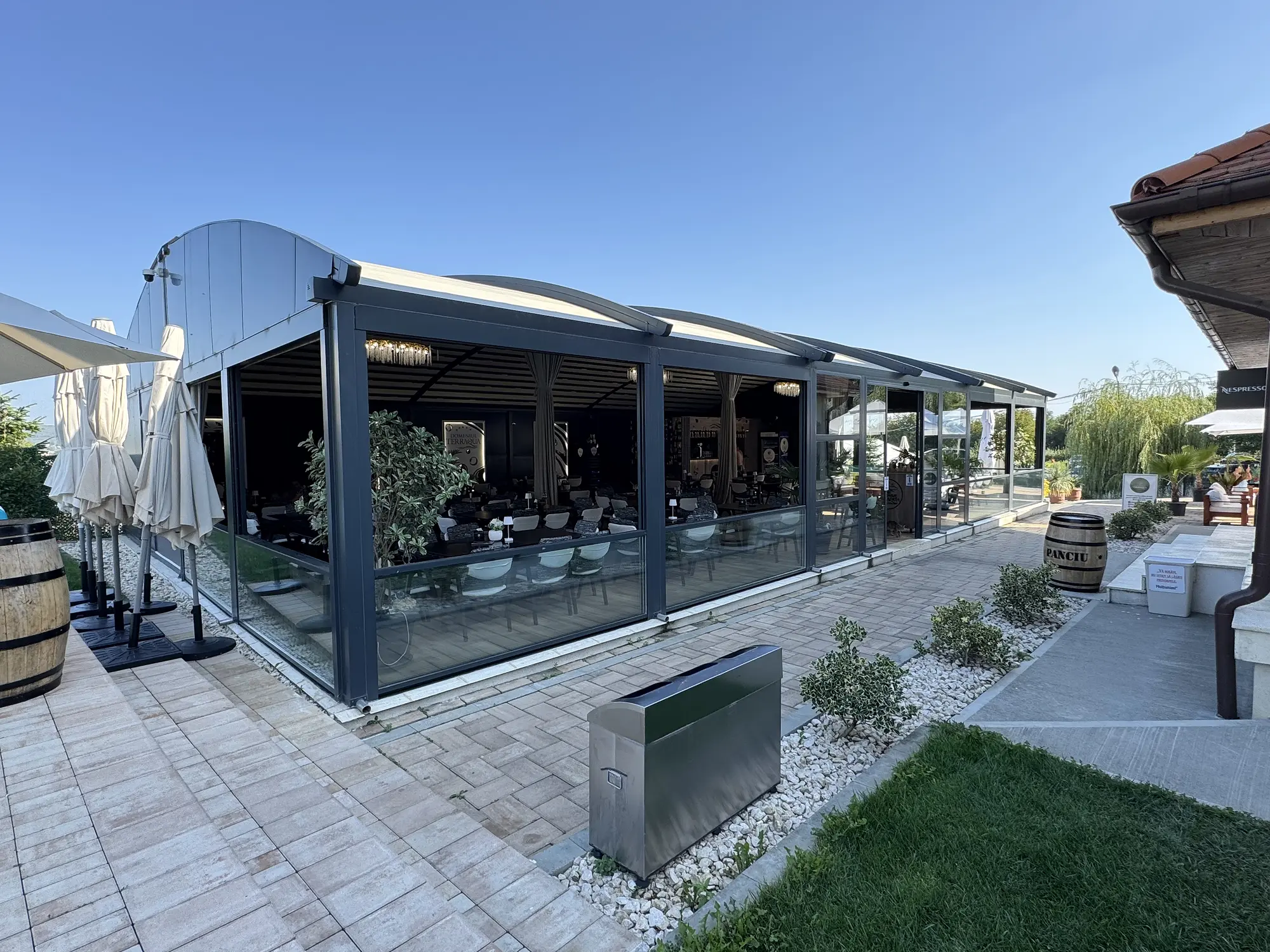 Pergolă retractabilă curbată FER-AL instalată la un restaurant