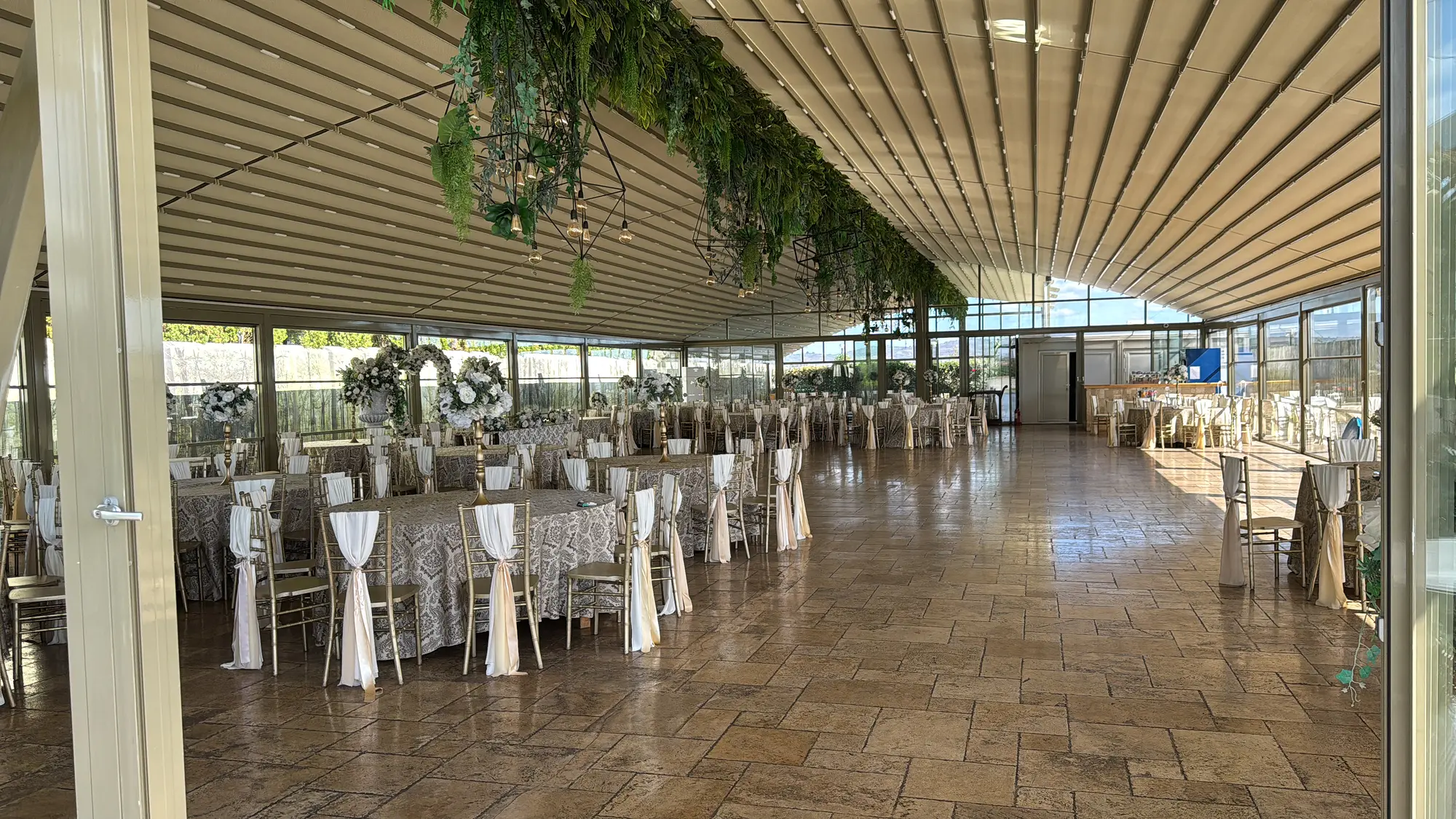 Interior luminos sub pergola retractabilă curbată FER-AL