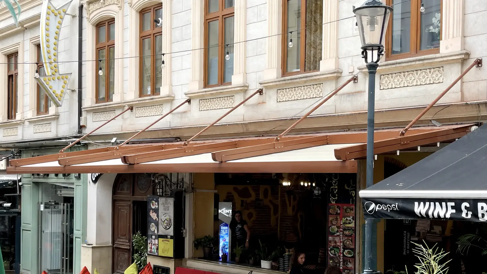 Pergolă retractabilă Cordoba fără stâlpi, realizată de FER-AL în Centrul Vechi din București