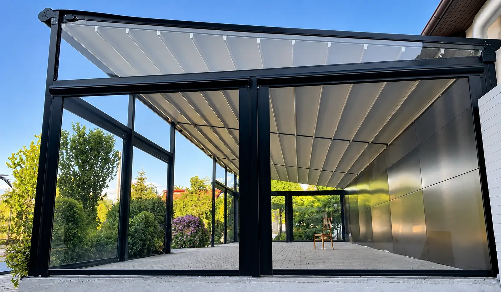 Vedere interioară sub pergola retractabilă cu structură independentă FER-AL