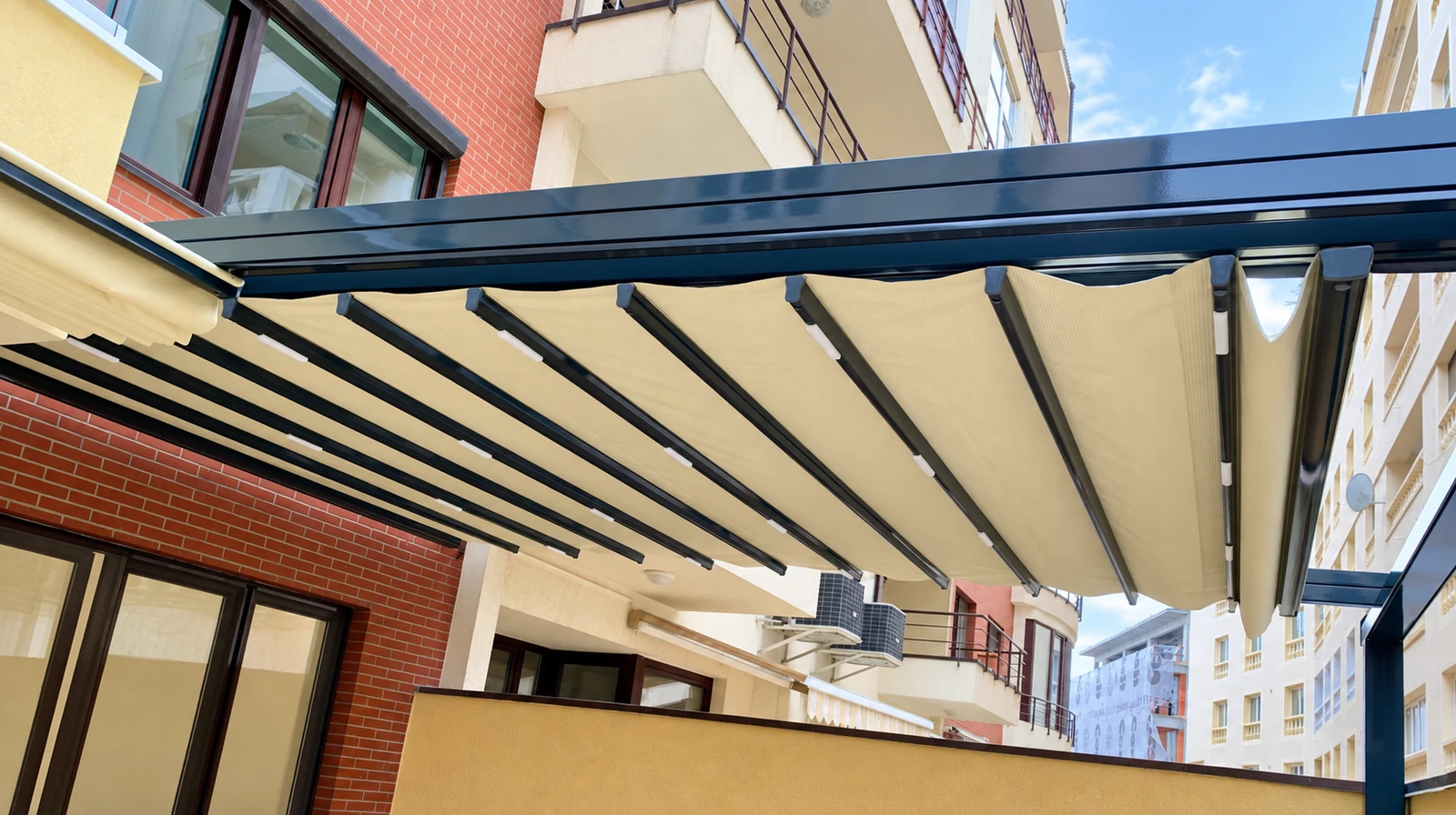 Pergolă Retractabilă pentru Terasă Rezidențială – Herăstrău, București