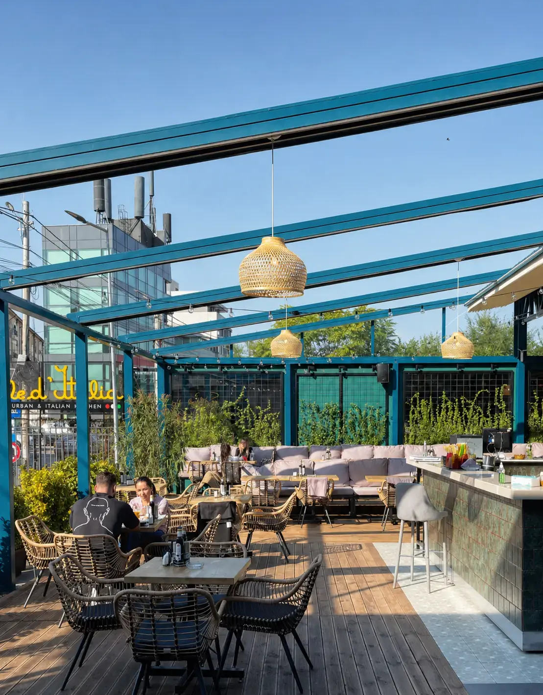 Pergolă retractabilă cu structură independentă pentru terasă HoReCa în Chiajna, Ilfov