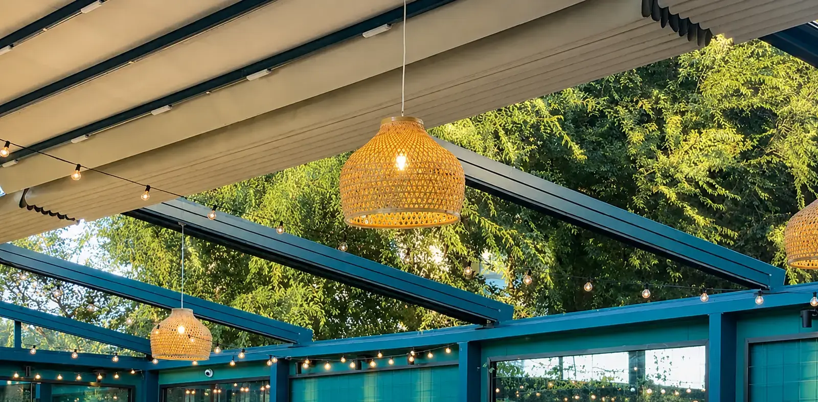 Membrană blackout crem și iluminare LED caldă la pergola din Chiajna
