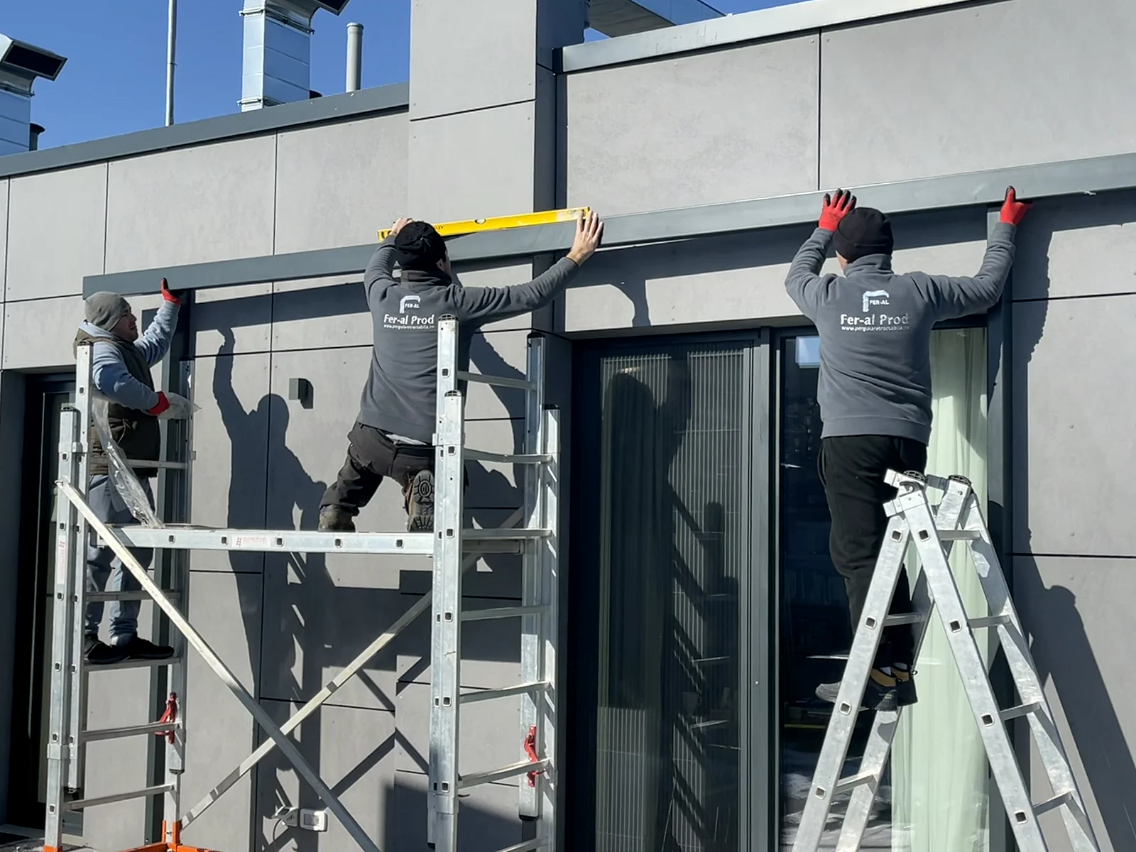 Pregătire înainte de montaj pentru fixarea pe perete a pergolei retractabile FER-AL