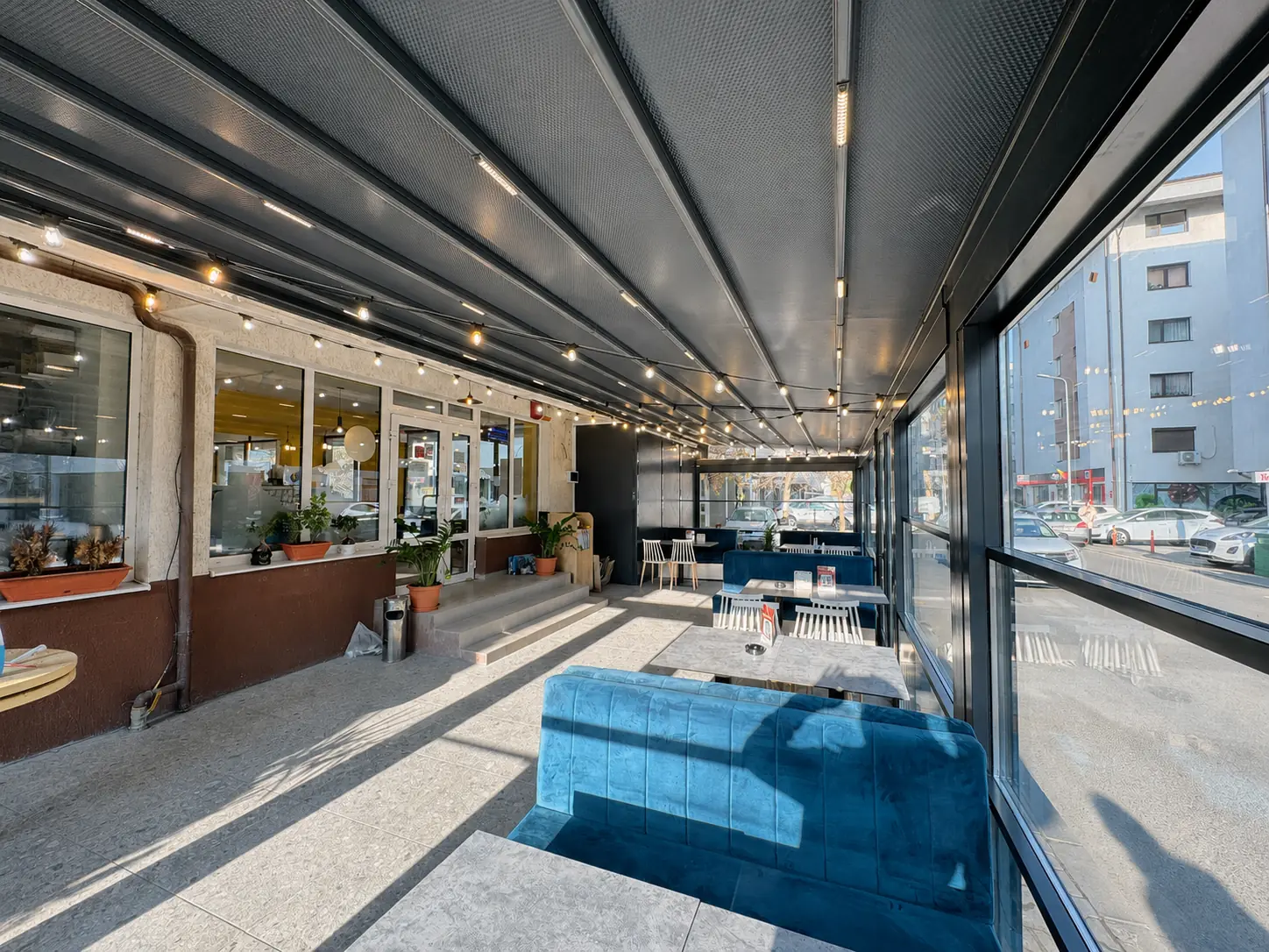 Interiorul unui restaurant chinezesc din București cu pergolă retractabilă FER-AL