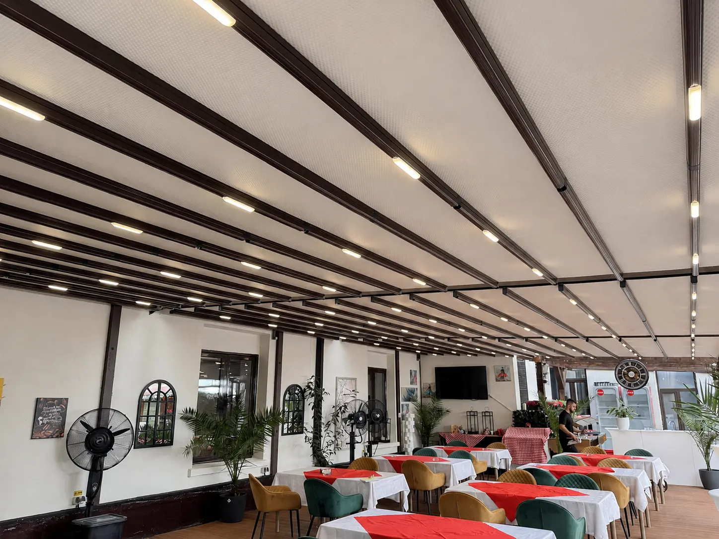 Restaurant amenajat în grădina unui hotel cu pergolă retractabilă FER-AL