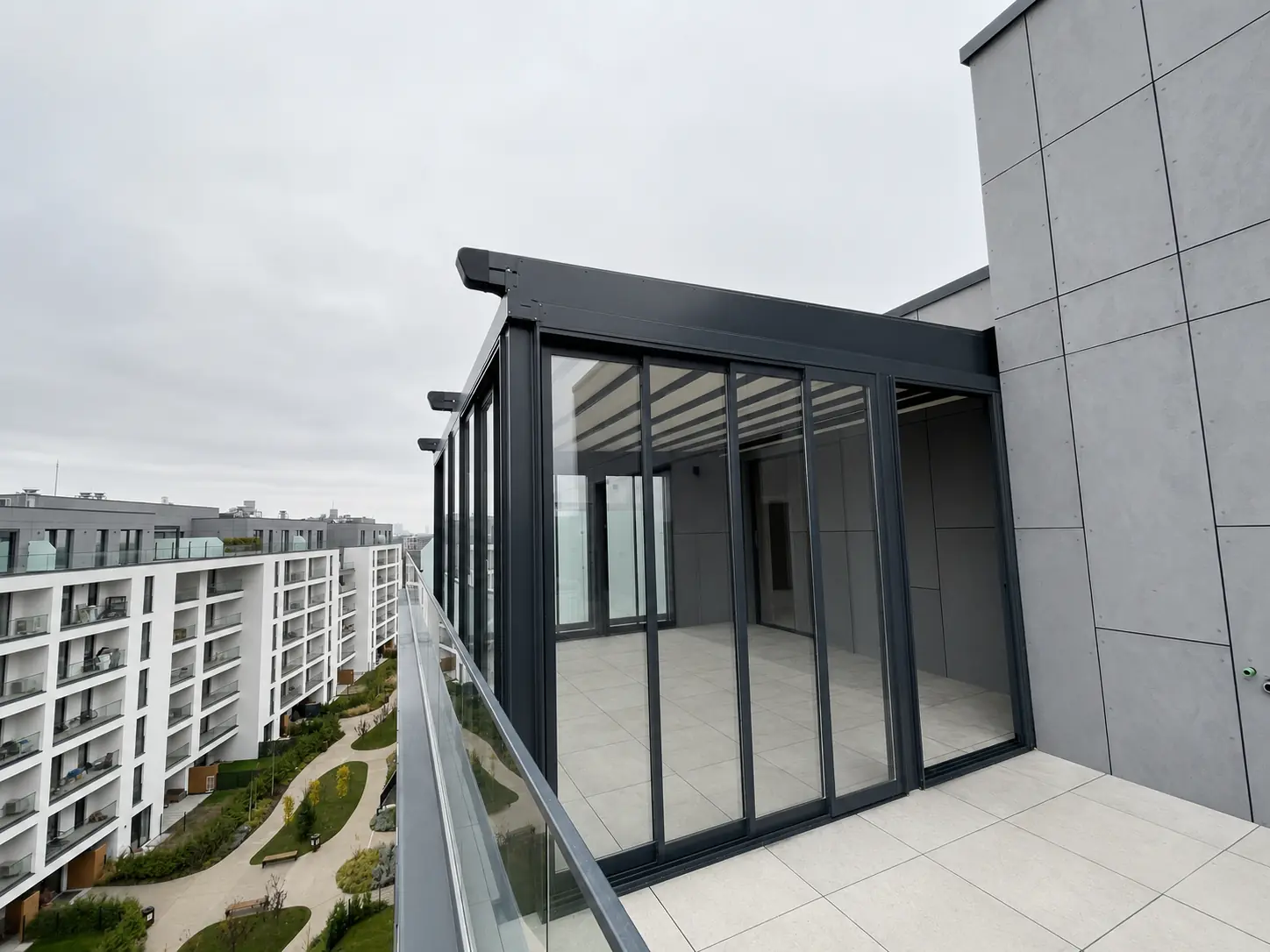 Pergolă retractabilă cu închideri vitrate pe terasa unei locuințe la etajul 11 în Otopeni