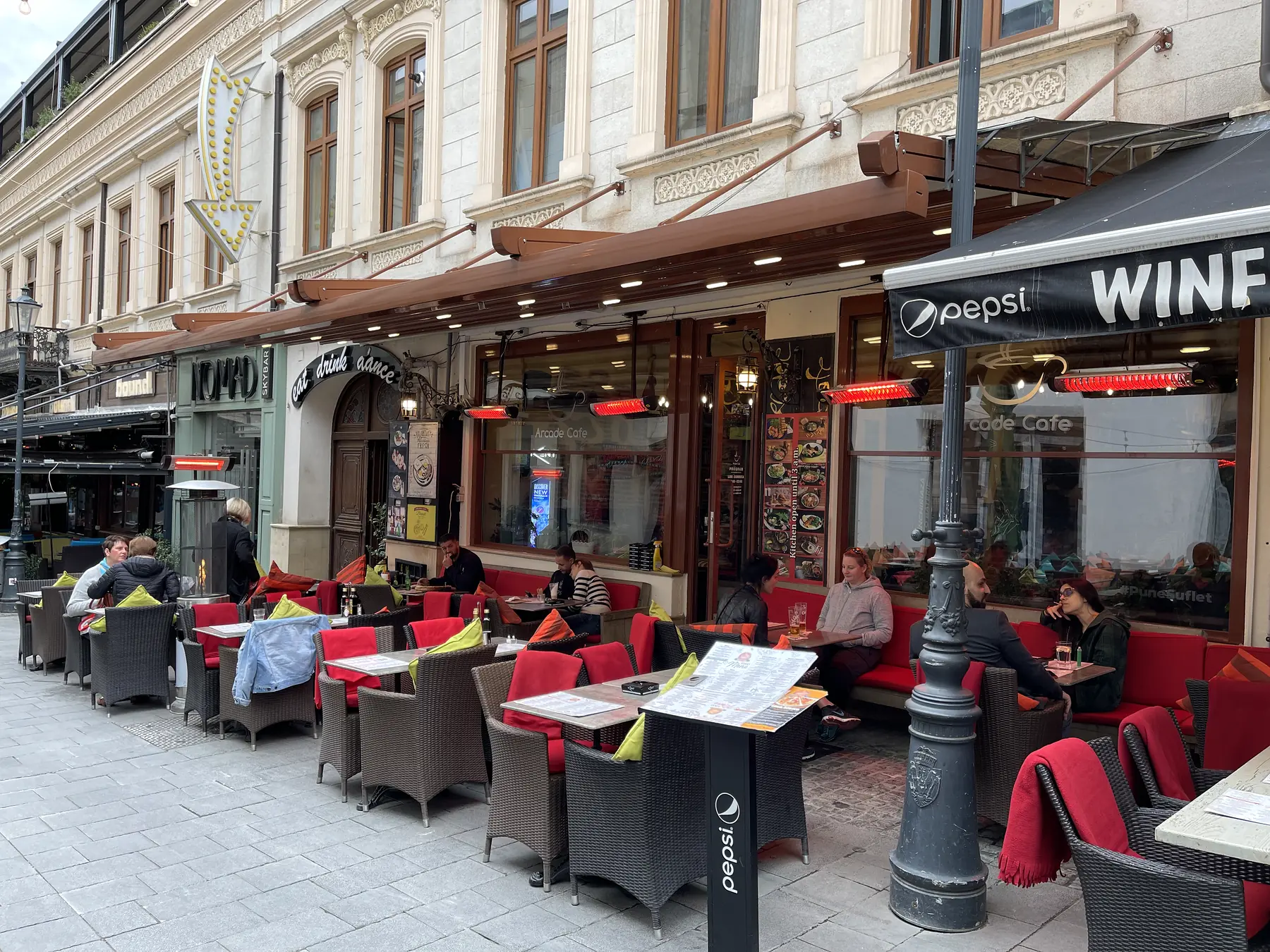 Pergole Cordoba cu tiranți metalici, proiect FER-AL pentru o terasă de cafenea din Centrul Vechi, București