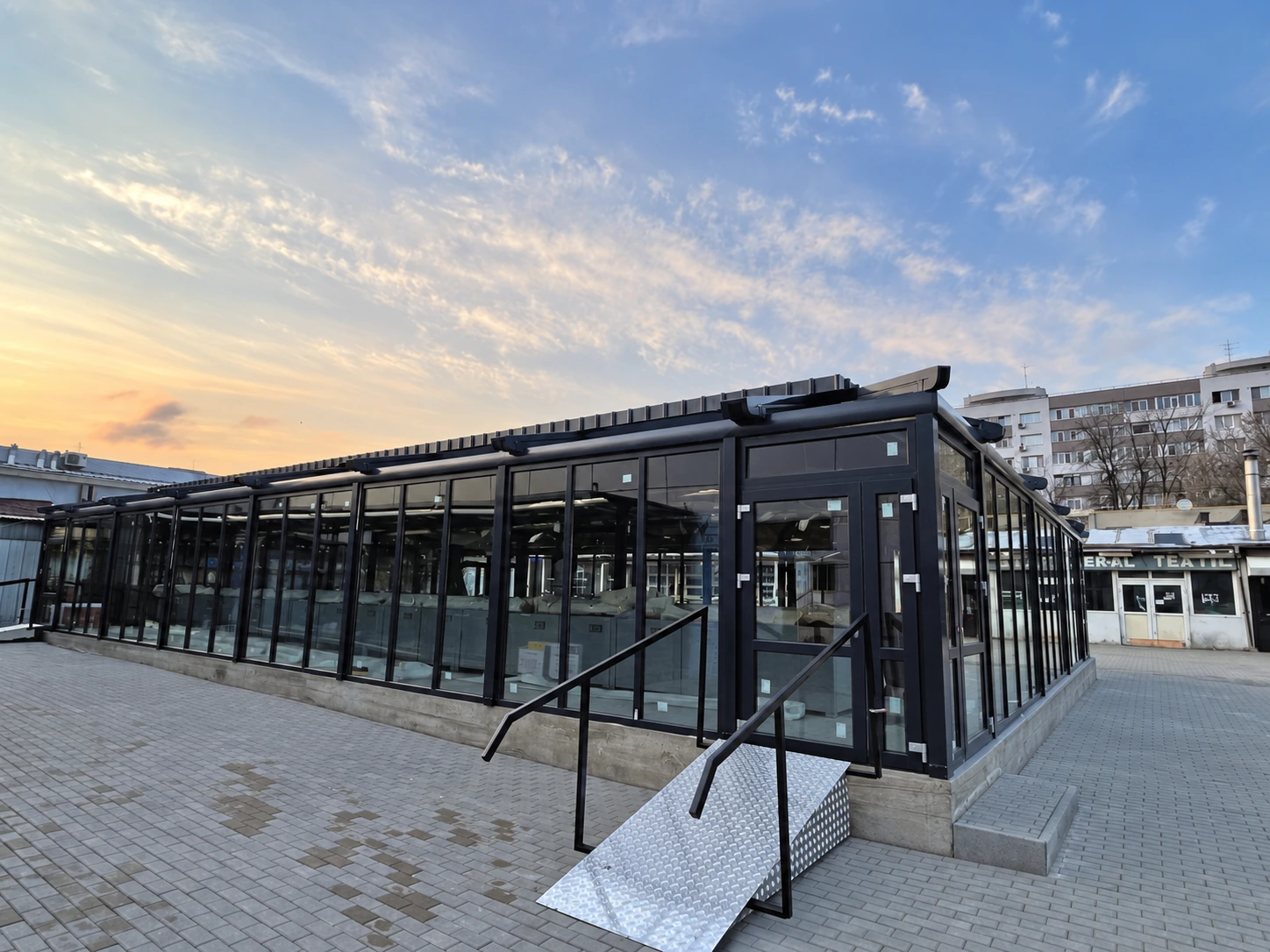 Vedere exterioară a pieței Drumul Taberei din București, cu pergolele retractabile FER-AL în partea superioară a structurii