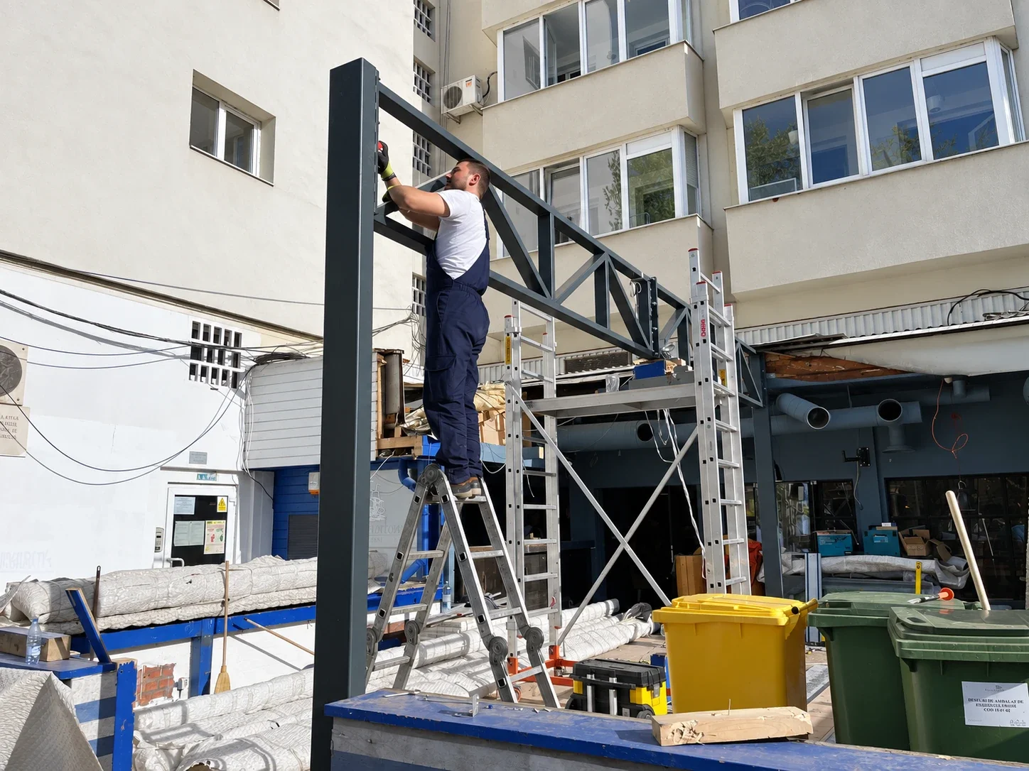 Montajul structurii metalice a pergolelor de la Piața Amzei.