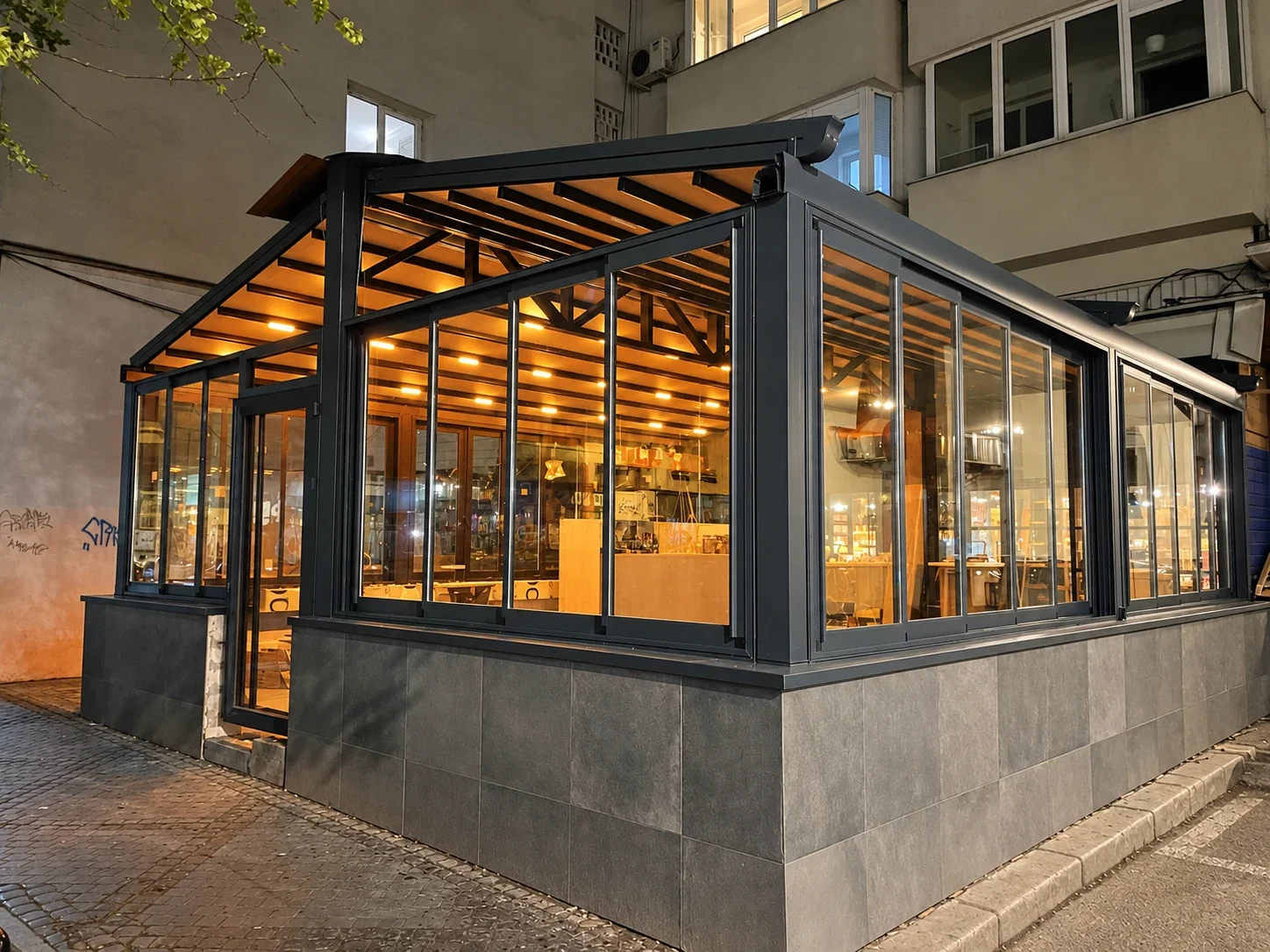 Două pergole retractabile în două ape la Piața Amzei
