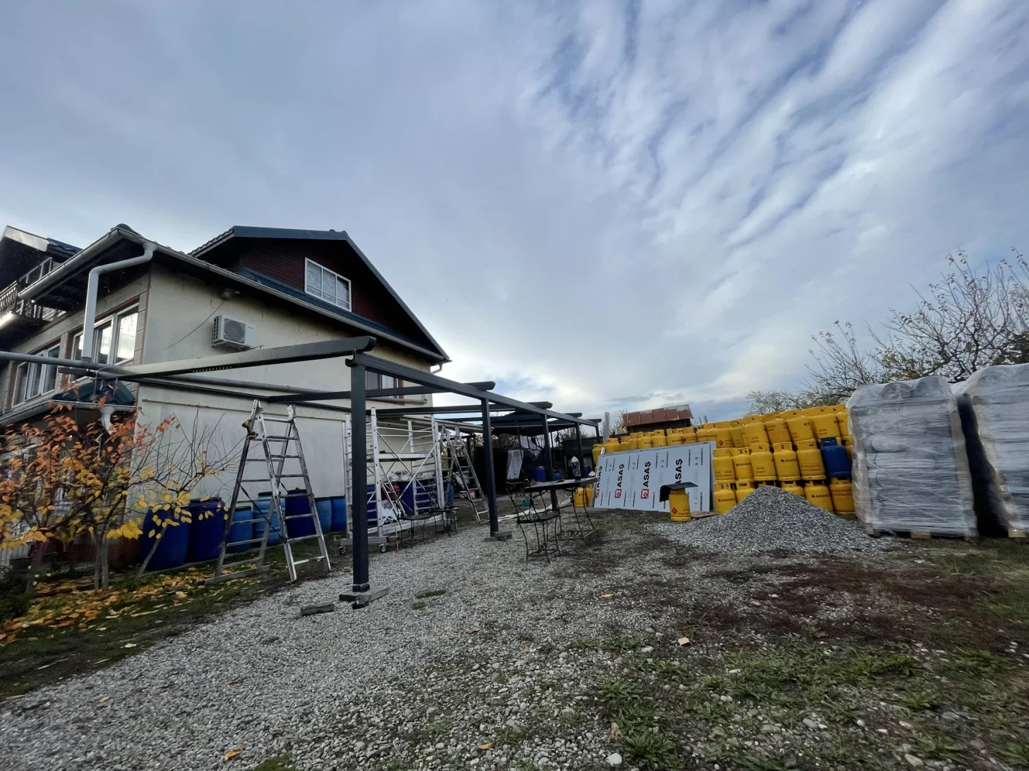 Cadrul unei pergole în etapa de montaj la Ploiești.