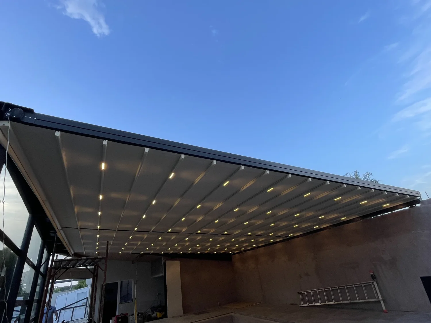 Detaliu al iluminării pergolei deasupra zonei piscinei din Potigrafu.