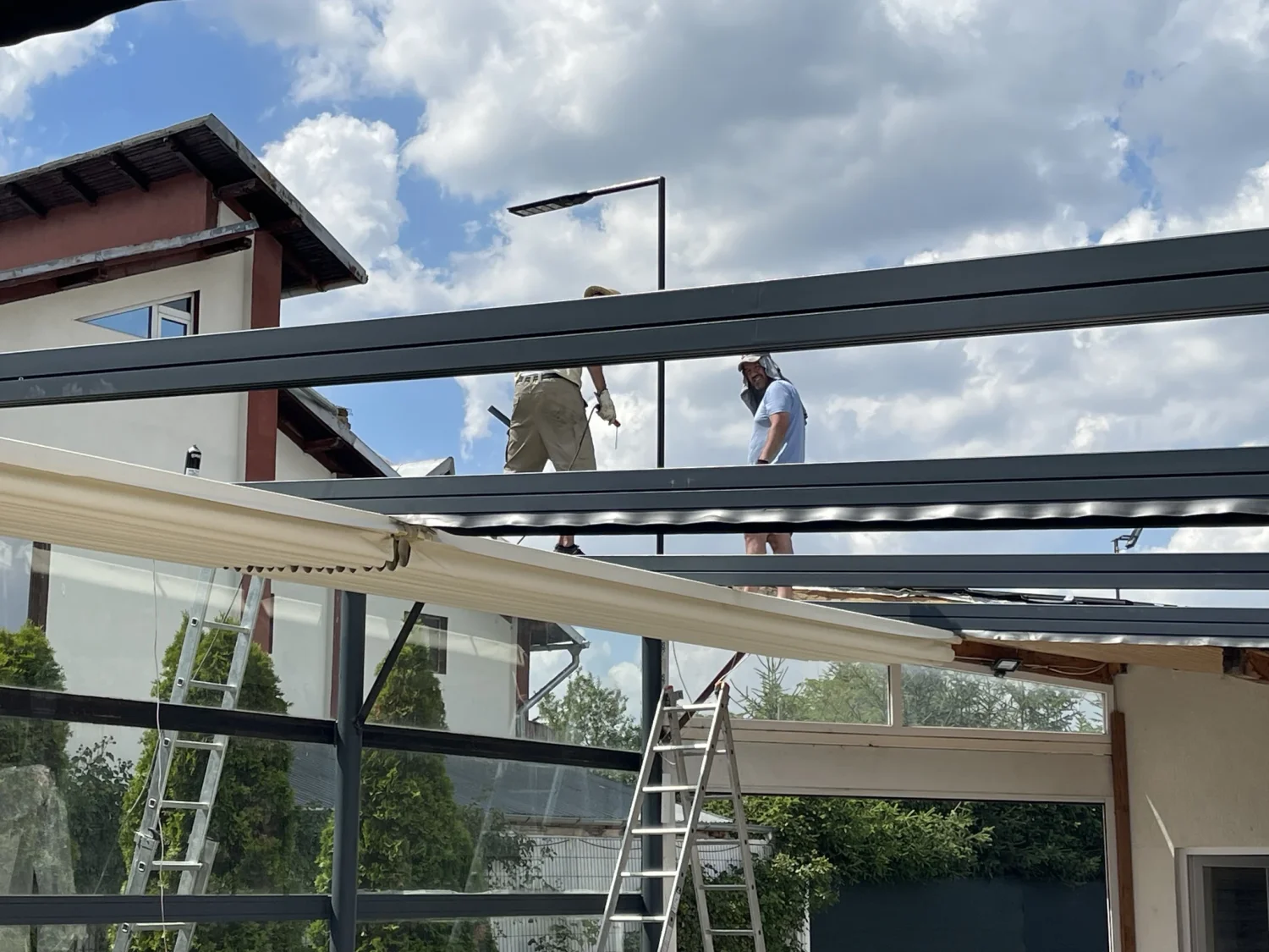 Montajul structurii pergolei în zona piscinei din Potigrafu.
