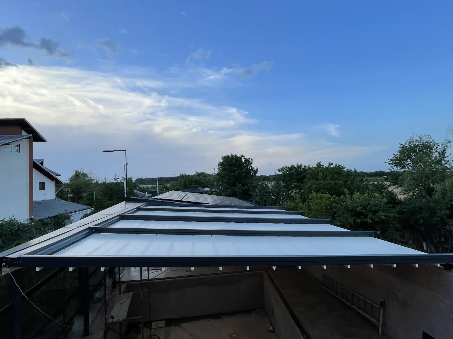 Vedere superioară a pergolei retractabile de la piscina din Potigrafu.