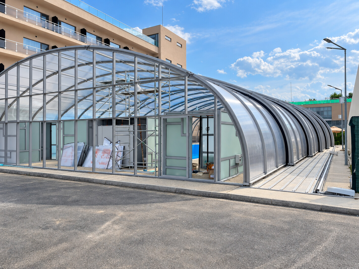 Închidere telescopică pentru piscina Premium Wellness în etapa de montaj, proiect FER-AL