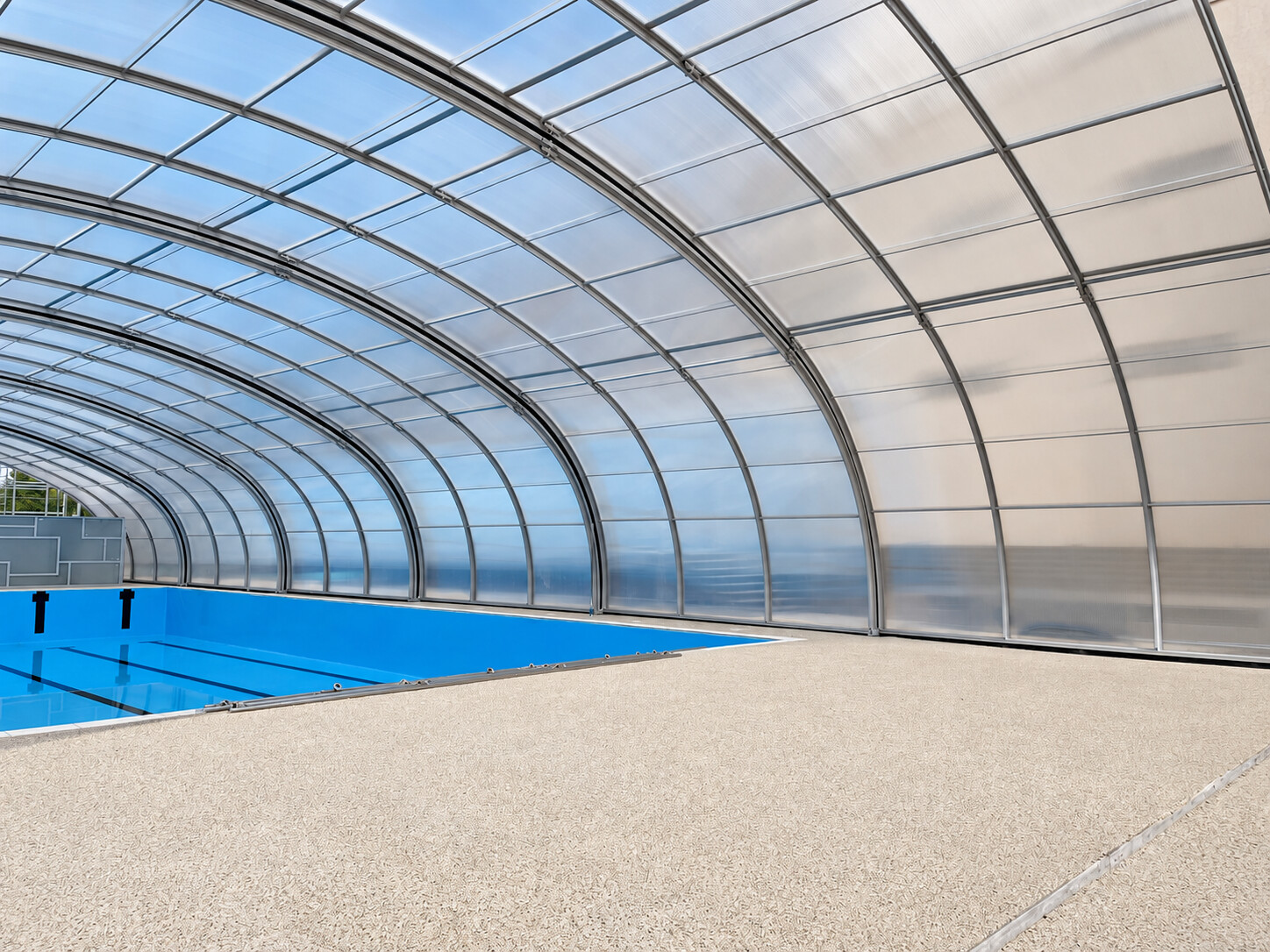 Structură curbată și panouri din policarbonat la piscina Premium Wellness