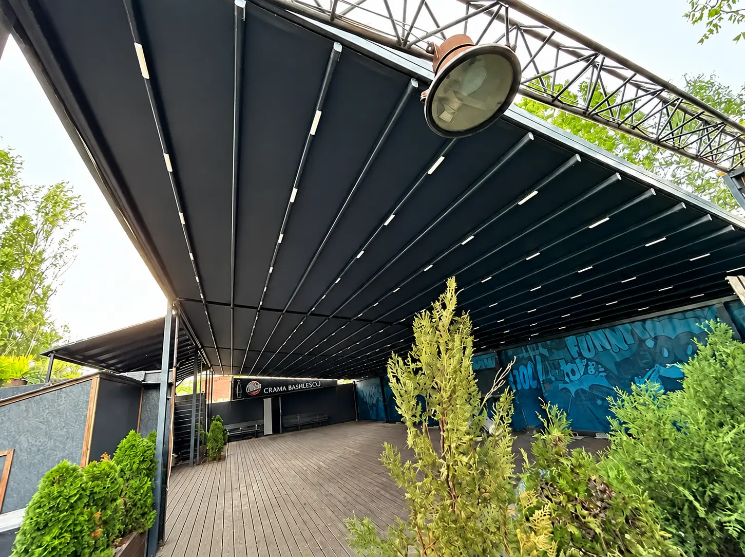 Pergolă retractabilă cu membrană antracit și iluminare LED integrată la Comics Club București